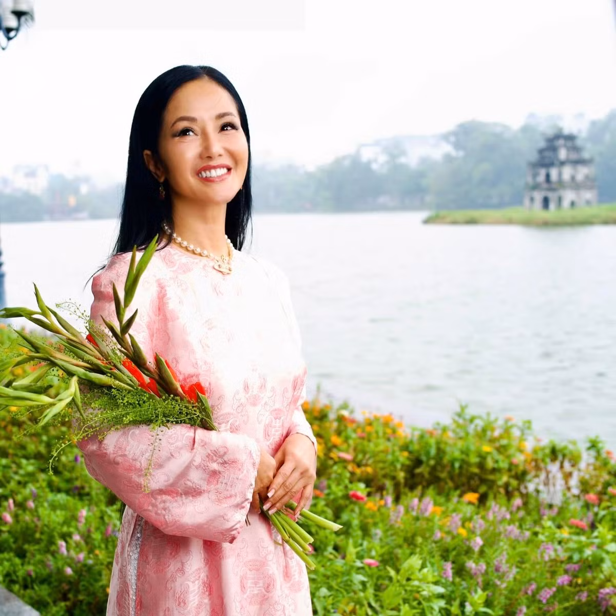 Đáng chú ý, trong thời gian điều trị bệnh, Hồng Nhung vẫn duy trì hoạt động nghệ thuật đều đặn.