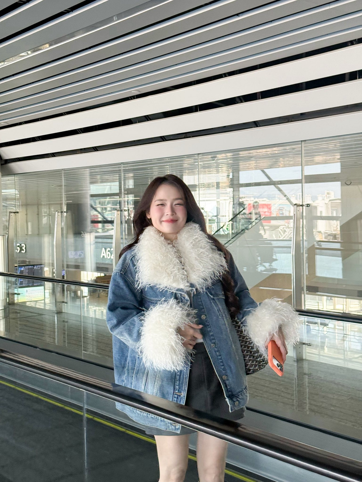 Nhiều khán giả không khỏi bất ngờ trước vẻ ngoài rạng rỡ của người đẹp sinh năm 1990.