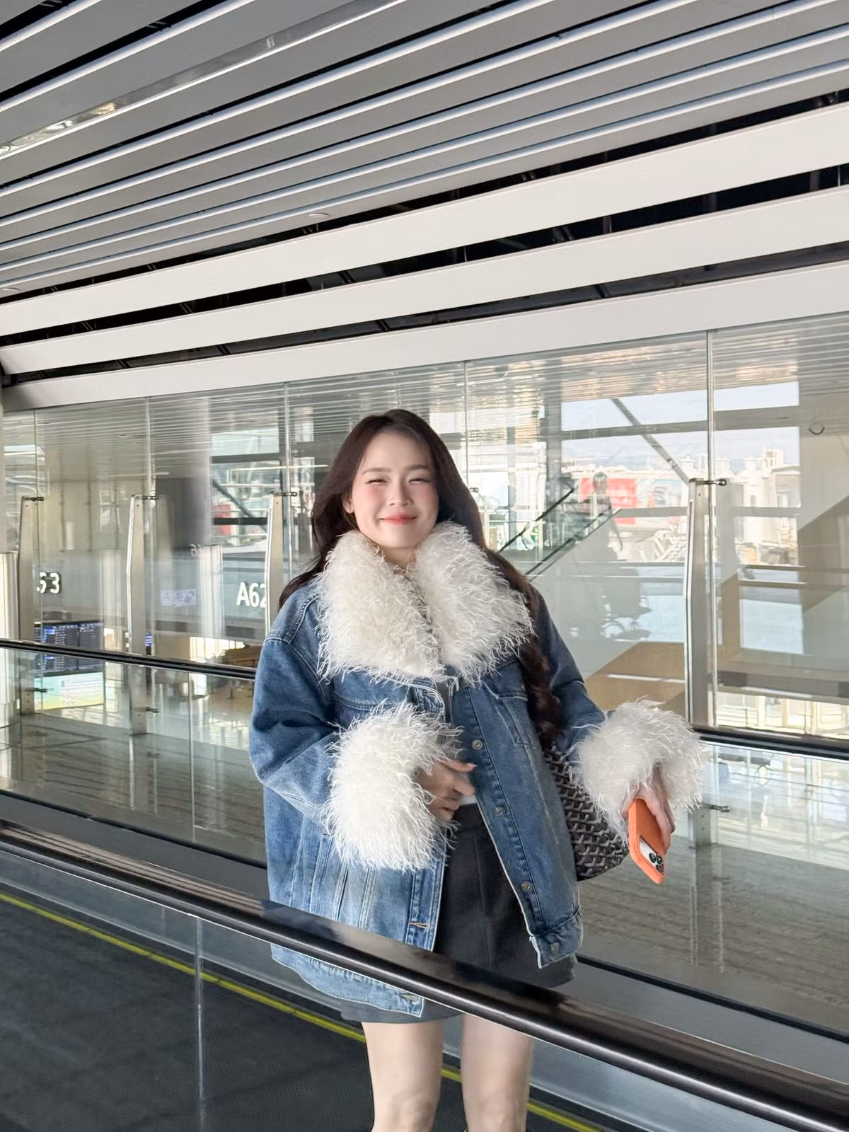 Nhiều khán giả không khỏi bất ngờ trước vẻ ngoài rạng rỡ của người đẹp sinh năm 1990.