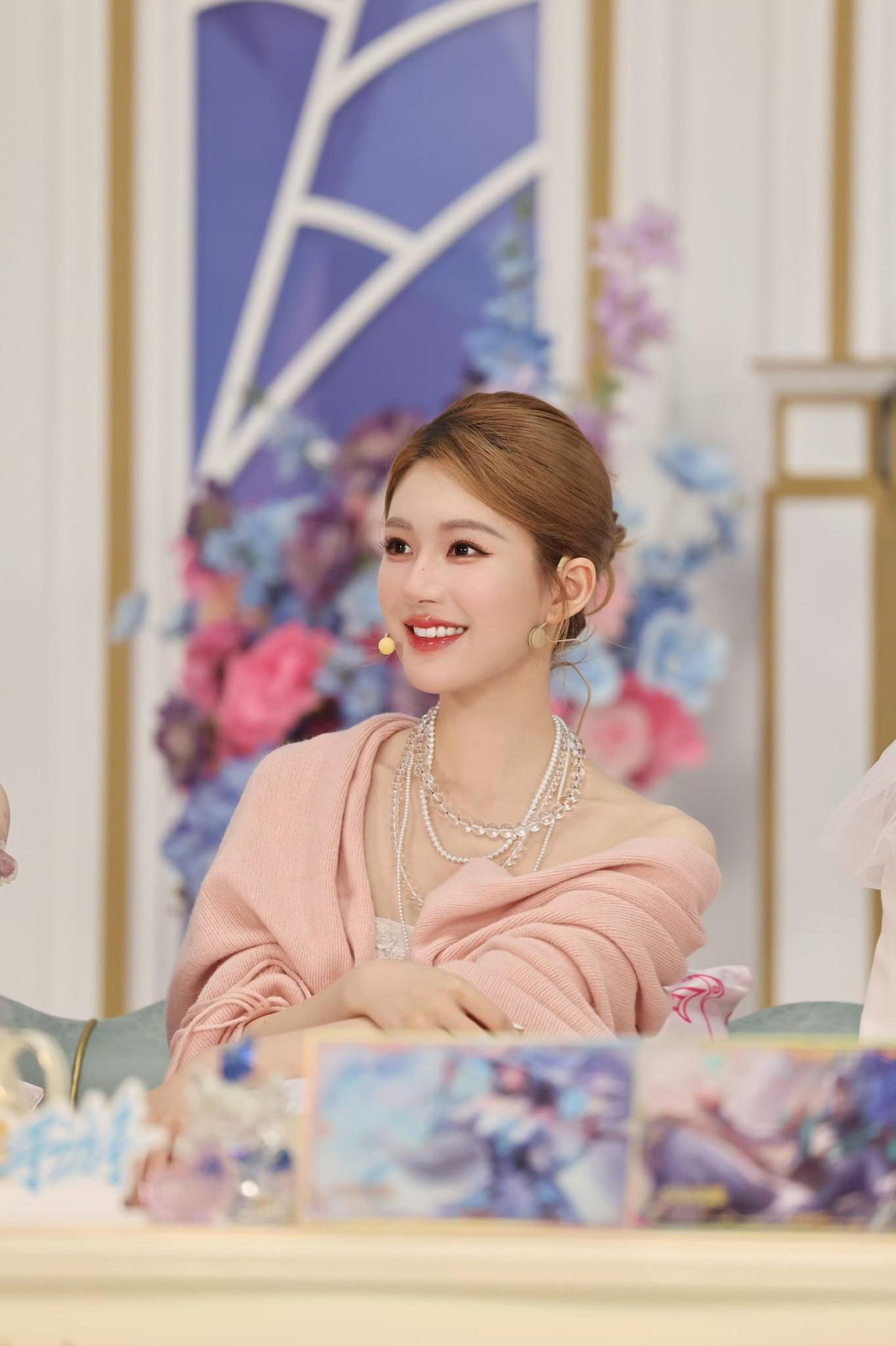 Nữ diễn viên sinh năm 1998, xuất thân từ gia đình giàu có với bố là doanh nhân nổi tiếng ở Thượng Hải (Trung Quốc).