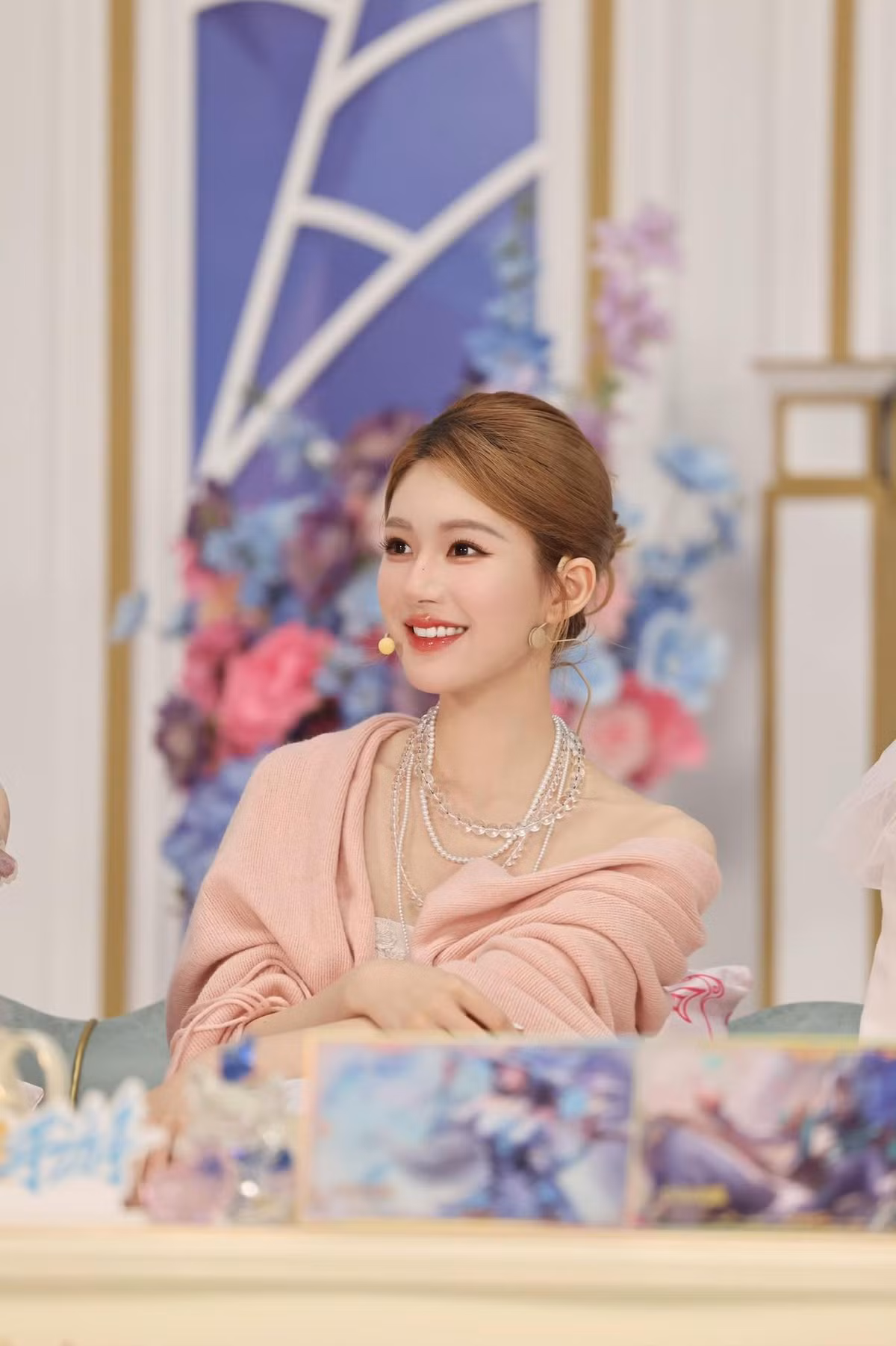 Nữ diễn viên sinh năm 1998, xuất thân từ gia đình giàu có với bố là doanh nhân nổi tiếng ở Thượng Hải (Trung Quốc).