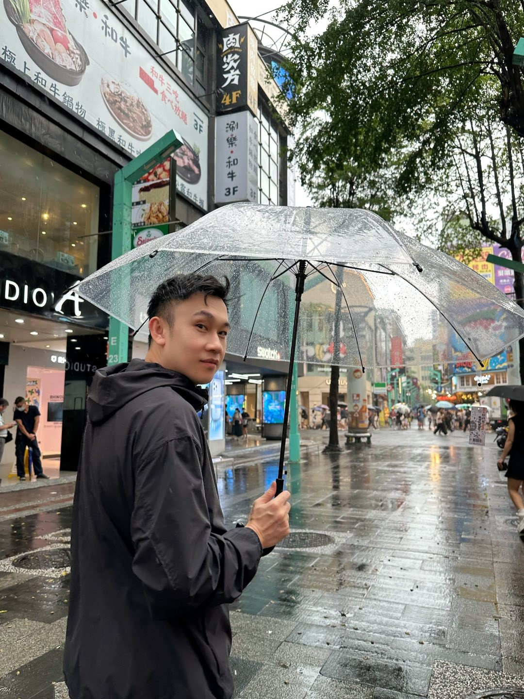 Dương Triệu Vũ dạo chơi Đài Loan trong một ngày mưa. Ảnh: FB Dương Triệu Vũ