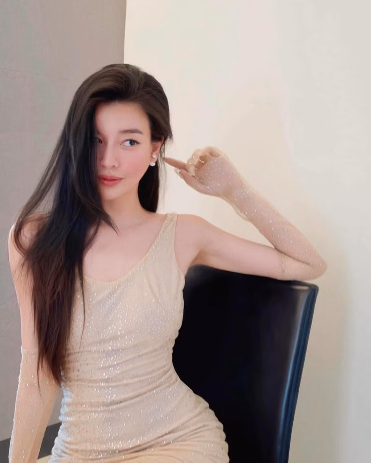 Sở hữu chiều cao nổi bật cùng vóc dáng thon thả, Cao Thái Hà tự tin trải nghiệm nhiều phong cách khác nhau. Ảnh: FB Cao Thái Hà