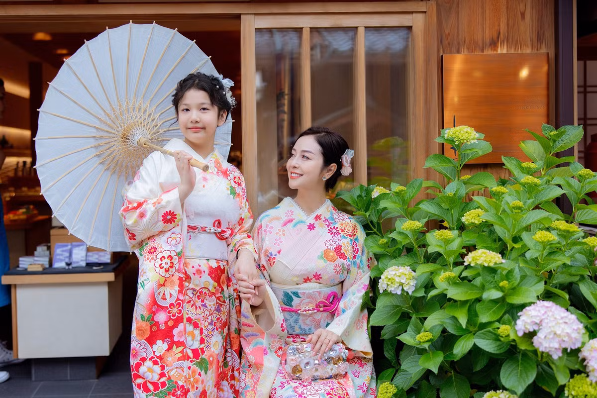 Trong những khoảnh khắc chụp chung cùng mẹ, cô bé không hề lép vế, thậm chí còn được khen là “phiên bản tương lai” của Jennifer Phạm.