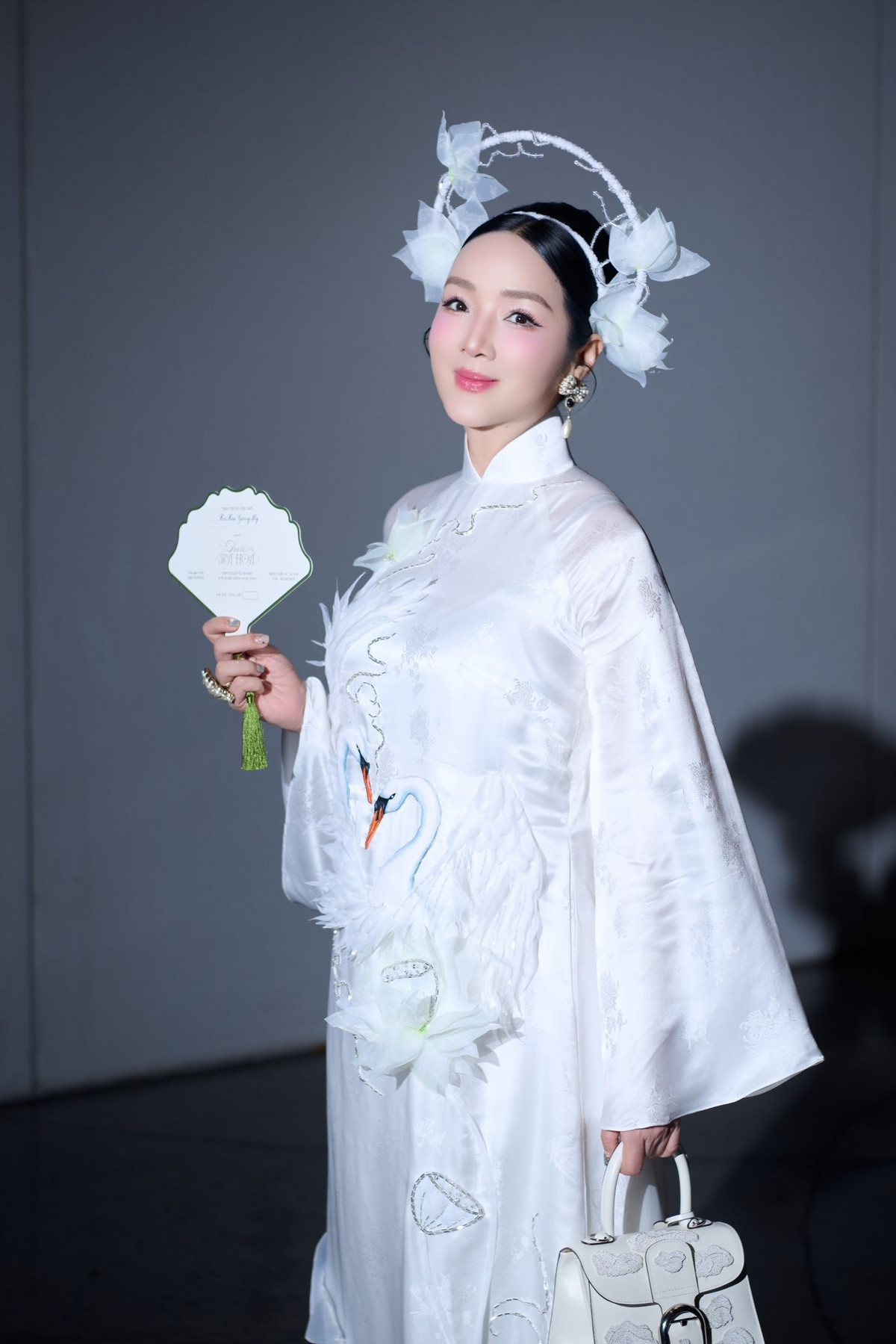 Giáng My lên đồ áo dài duyên dáng khi dự show thời trang. Ảnh: FB Giang My Nguyen