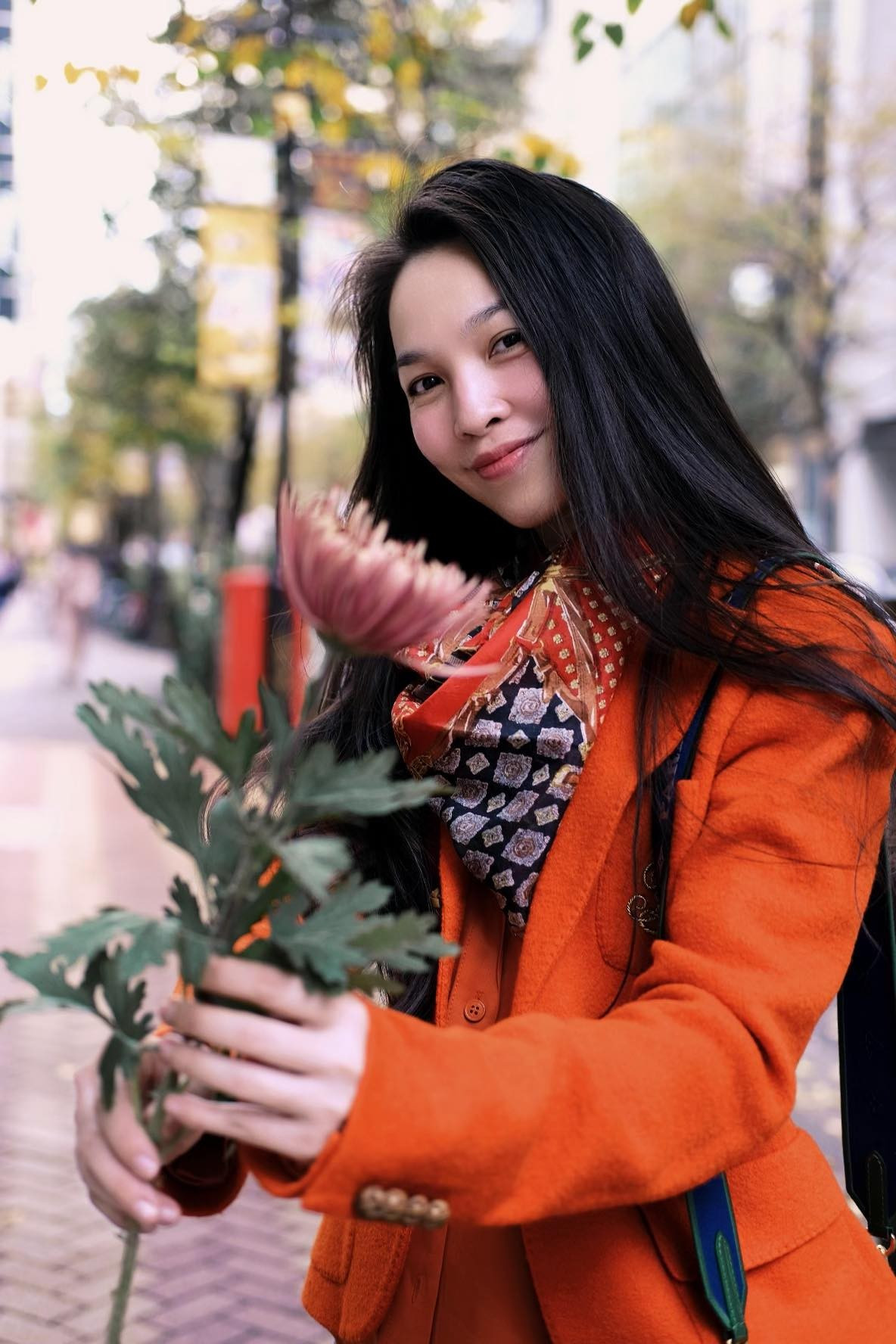 Thực tế, suốt nhiều năm qua, Hiền Thục luôn được nhắc đến như một trong những mỹ nhân “không tuổi” của Vpop. Cô giữ được vóc dáng mảnh mai, làn da tươi tắn cùng phong thái trẻ trung, tự nhiên.