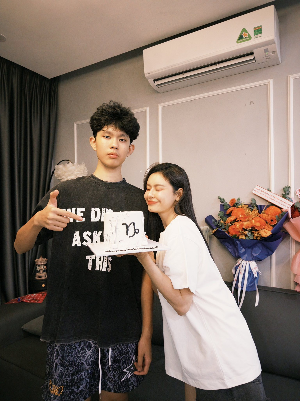 Khi đứng cạnh con trai, Trương Quỳnh Anh trông nhỏ bé hơn hẳn.