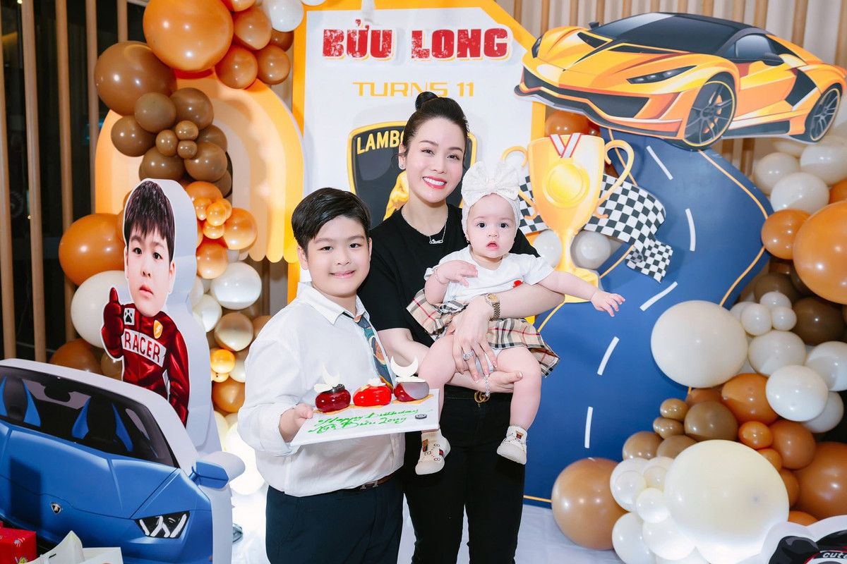 Nhật Kim Anh bế con gái nhỏ mừng sinh nhật con trai lớn Bửu Long tròn 11 tuổi. Ảnh: FB Nhật Kim Anh