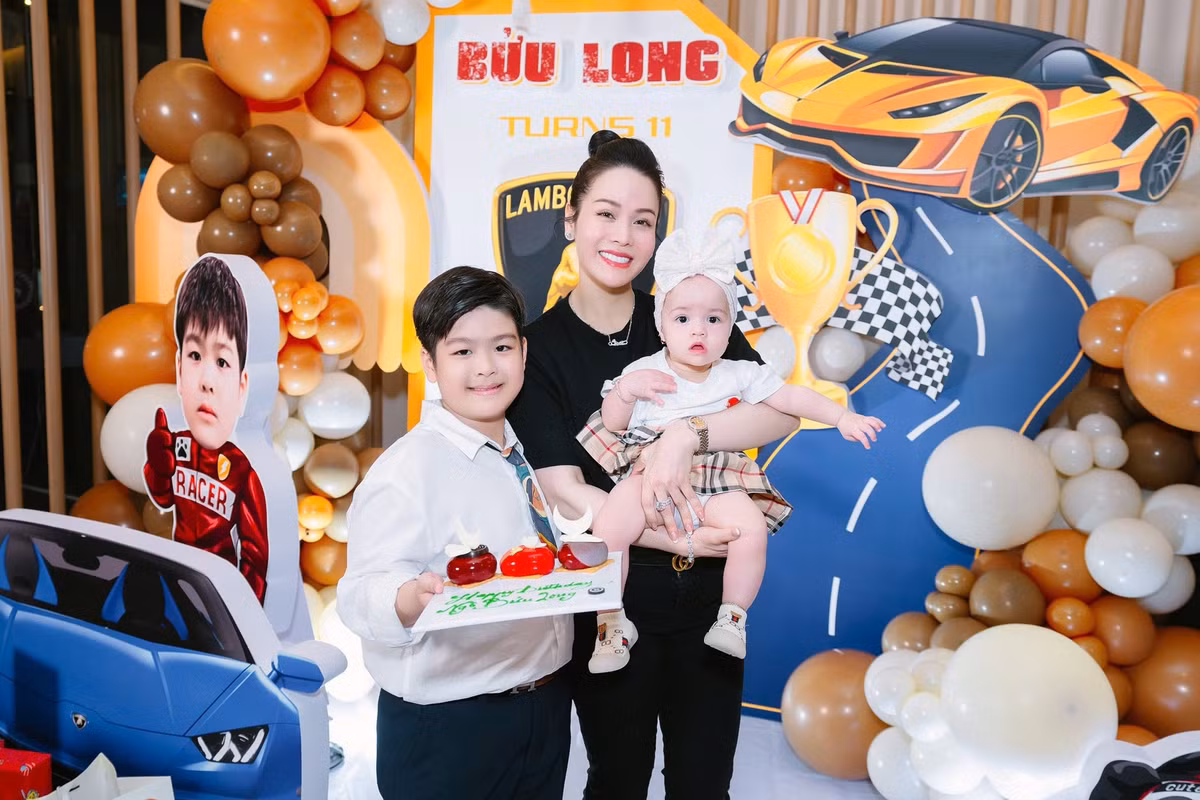 Nhật Kim Anh bế con gái nhỏ mừng sinh nhật con trai lớn Bửu Long tròn 11 tuổi. Ảnh: FB Nhật Kim Anh