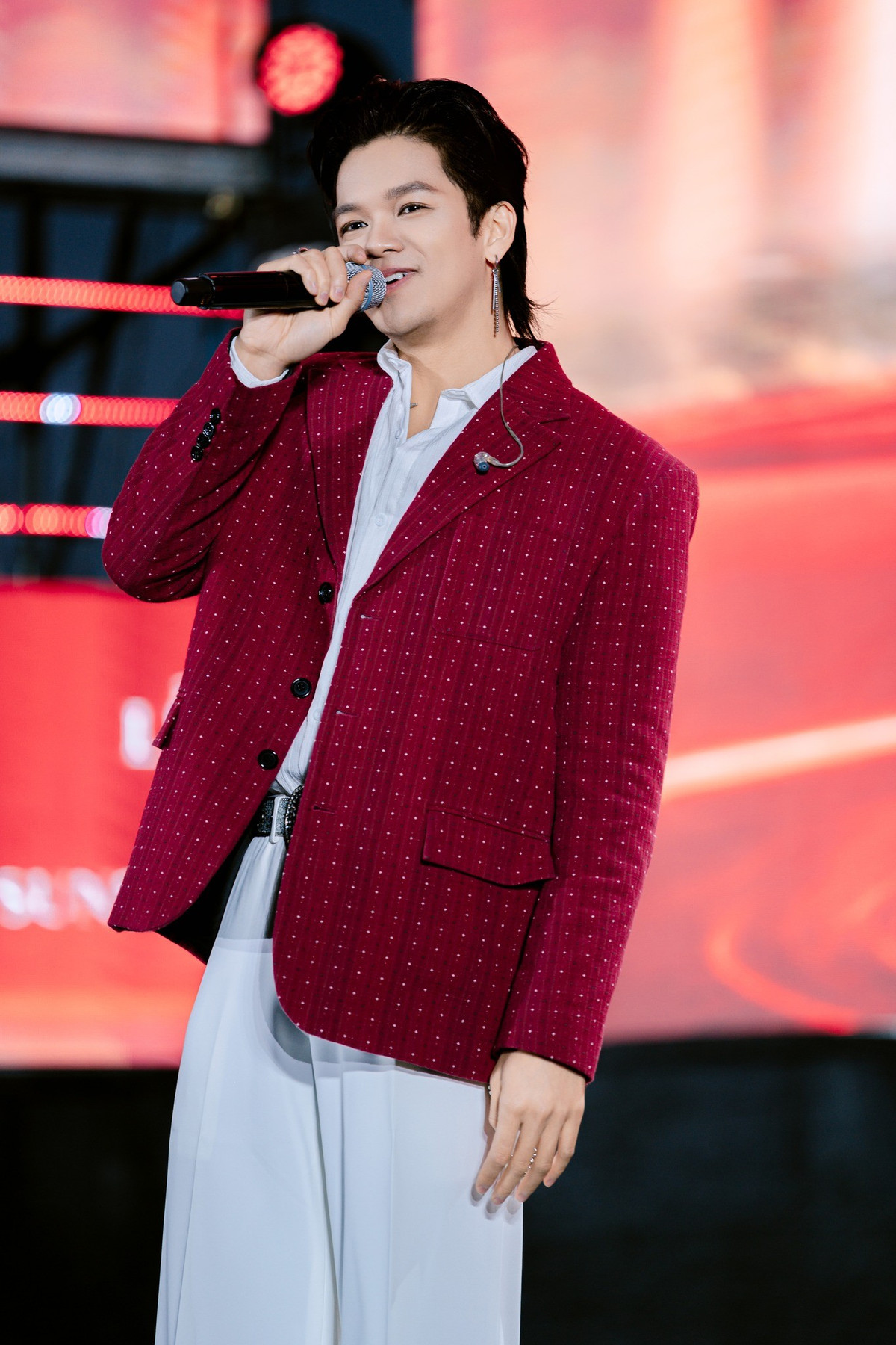 Ca sĩ Trọng Hiếu xả ảnh đi diễn tại Hà Nội. Ảnh: FB Trọng Hiếu