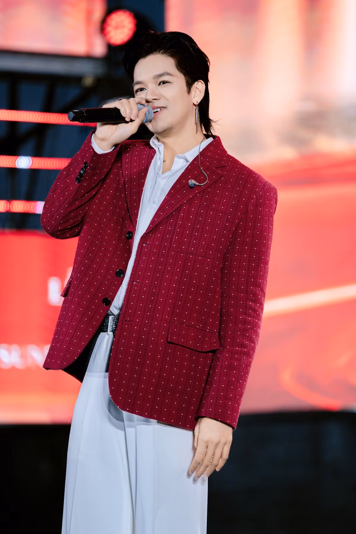 Ca sĩ Trọng Hiếu xả ảnh đi diễn tại Hà Nội. Ảnh: FB Trọng Hiếu