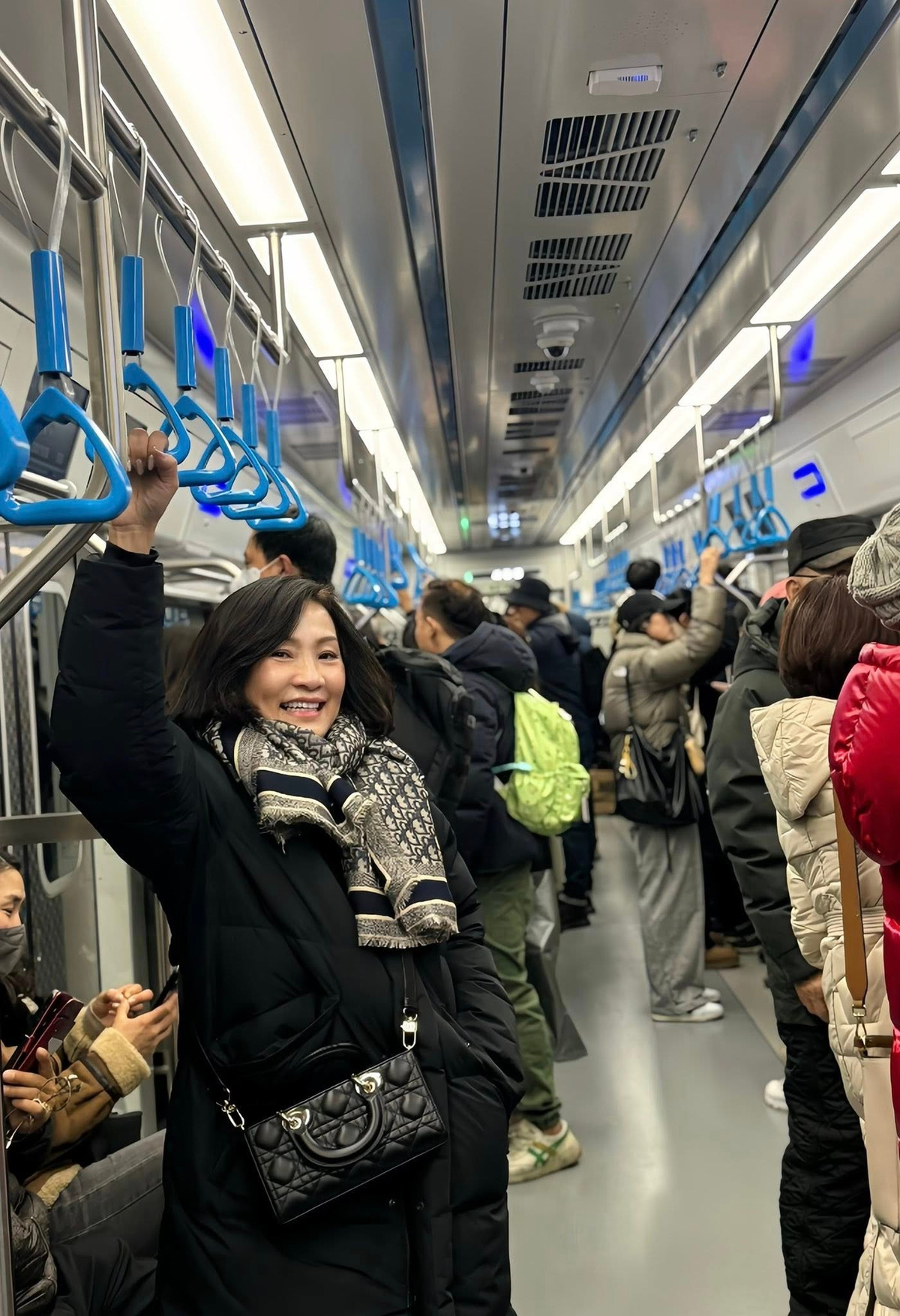 Tin tức sao Việt 30/12: Diễn viên Hồng Đào thành thạo đi tàu điện ngầm sau ít ngày ở Seoul, Hàn Quốc. Ảnh: FB Hồng Đào