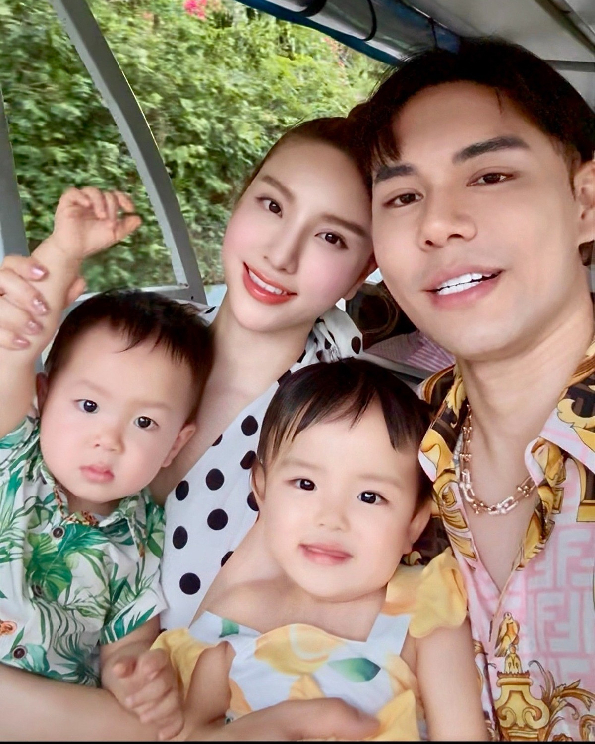 Dù đã là mẹ hai con, nữ ca sĩ vẫn duy trì được vóc dáng gợi cảm, thần thái cuốn hút và gu thời trang đẳng cấp. Ảnh: FB Hạnh Sino