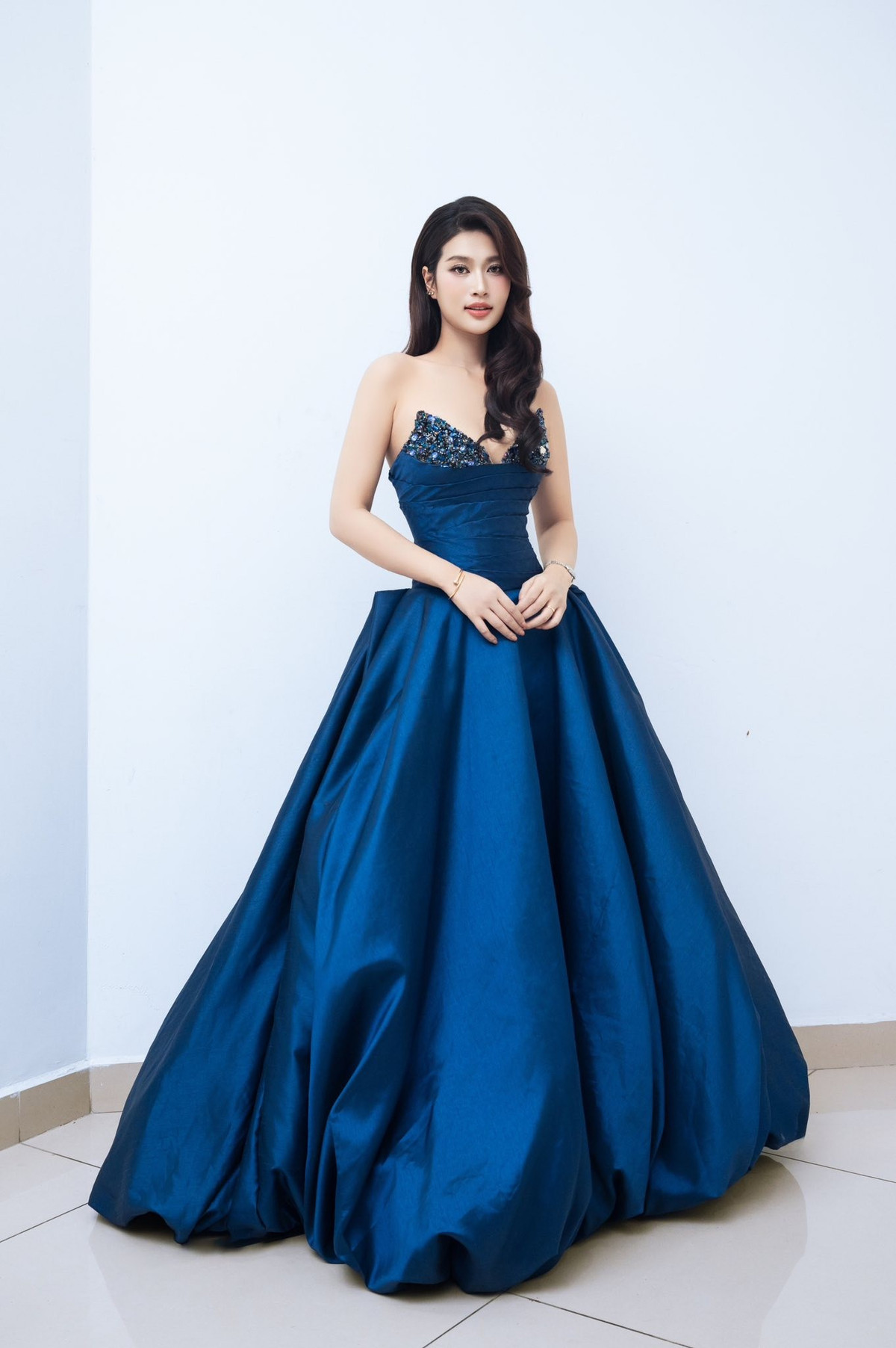 Hoa hậu Đoàn Thiên Ân hoá nàng công chúa trong chiếc váy cúp ngực màu xanh. Ảnh: FB Đoàn Thiên Ân