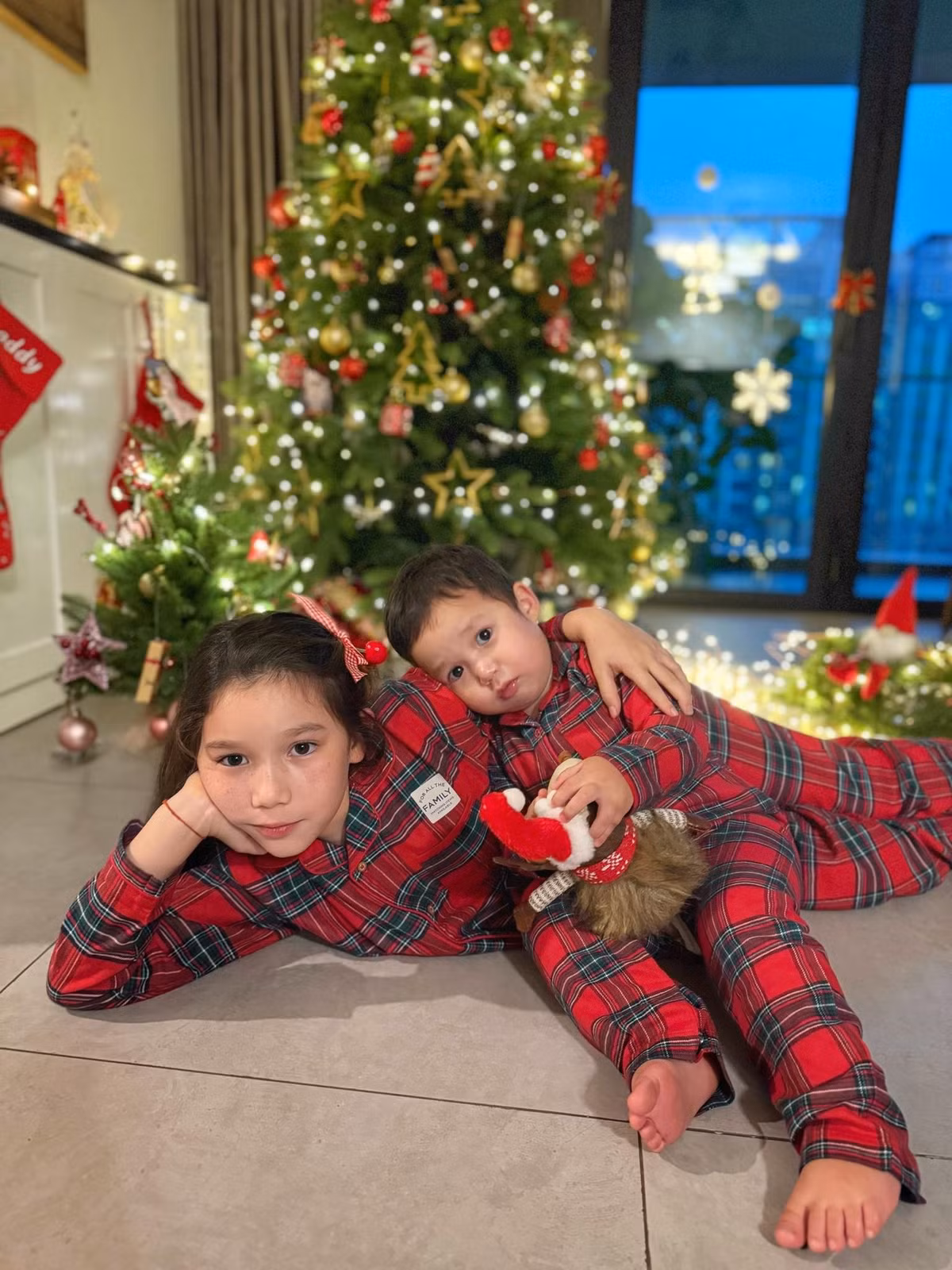 Mặc dù dành mọi sự quan tâm cho 2 con nhưng vợ chồng siêu mẫu không quên sắp xếp thời gian riêng tư bên nhau. Ảnh: FB Ha Anh Vu