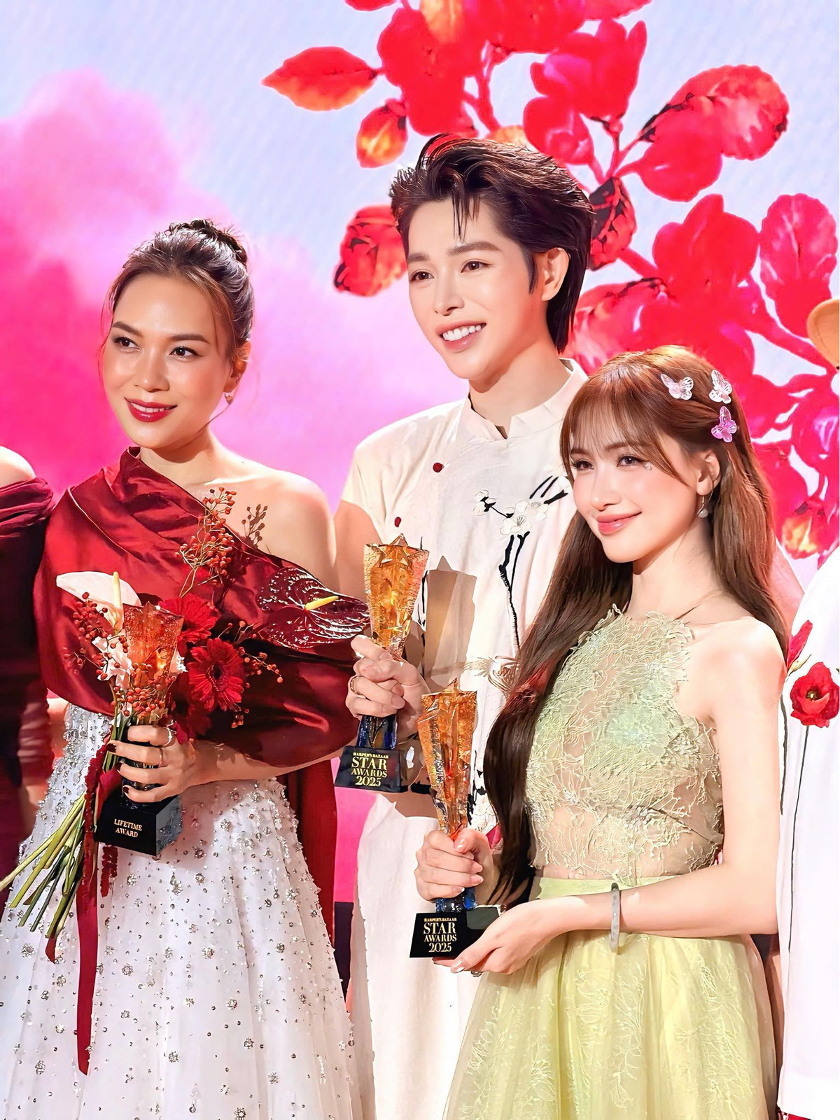 Ca sĩ Đức Phúc cho biết anh ngắm mãi không chán khoảnh khắc được đứng cùng cô giáo Mỹ Tâm và đàn chị Hòa Minzy khi cả ba hội ngộ tại một lễ trao giải. Ảnh: FB Đức Phúc