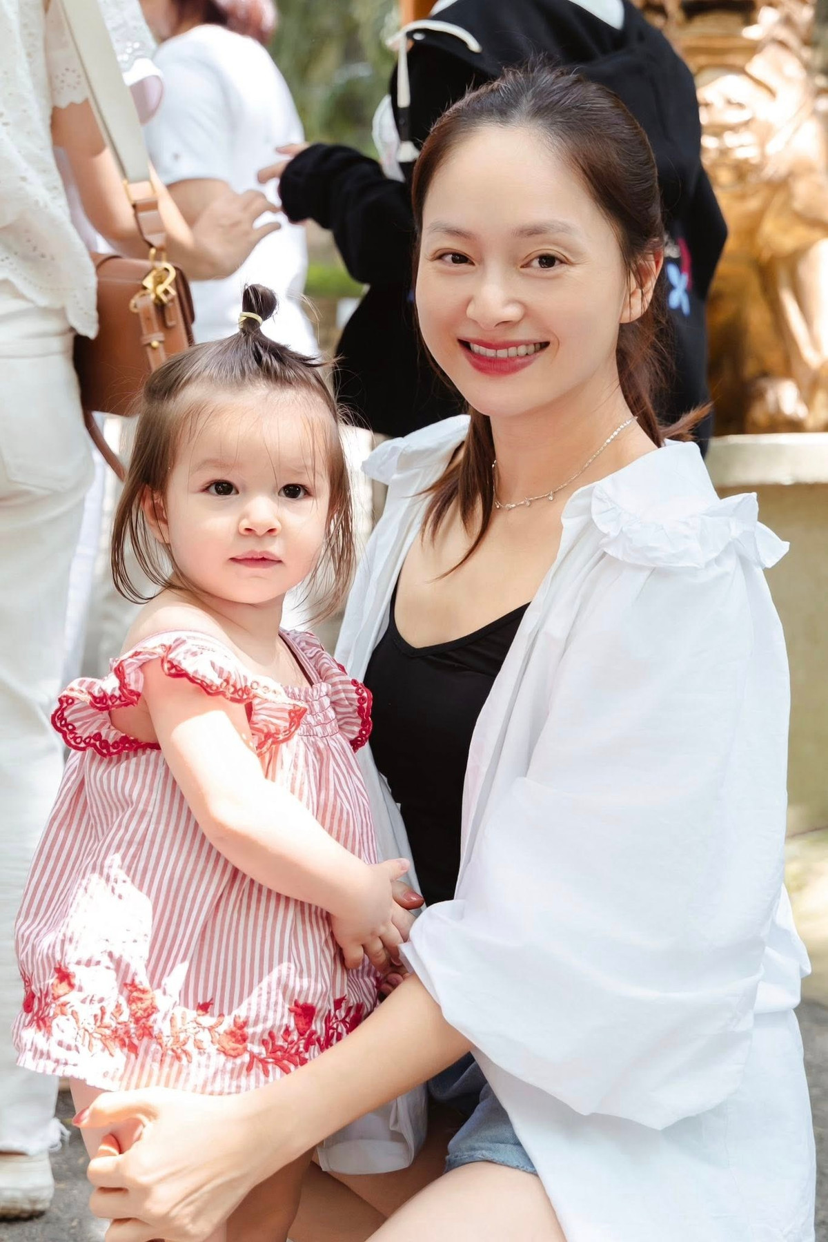 Diễn viên Lan Phương đưa con gái thứ hai - bé Mia - đi họp lớp, kỷ niệm 20 năm tốt nghiệp Đại học Ngoại thương cùng bạn bè tại Long Hải. Ảnh: FB Lan Phương