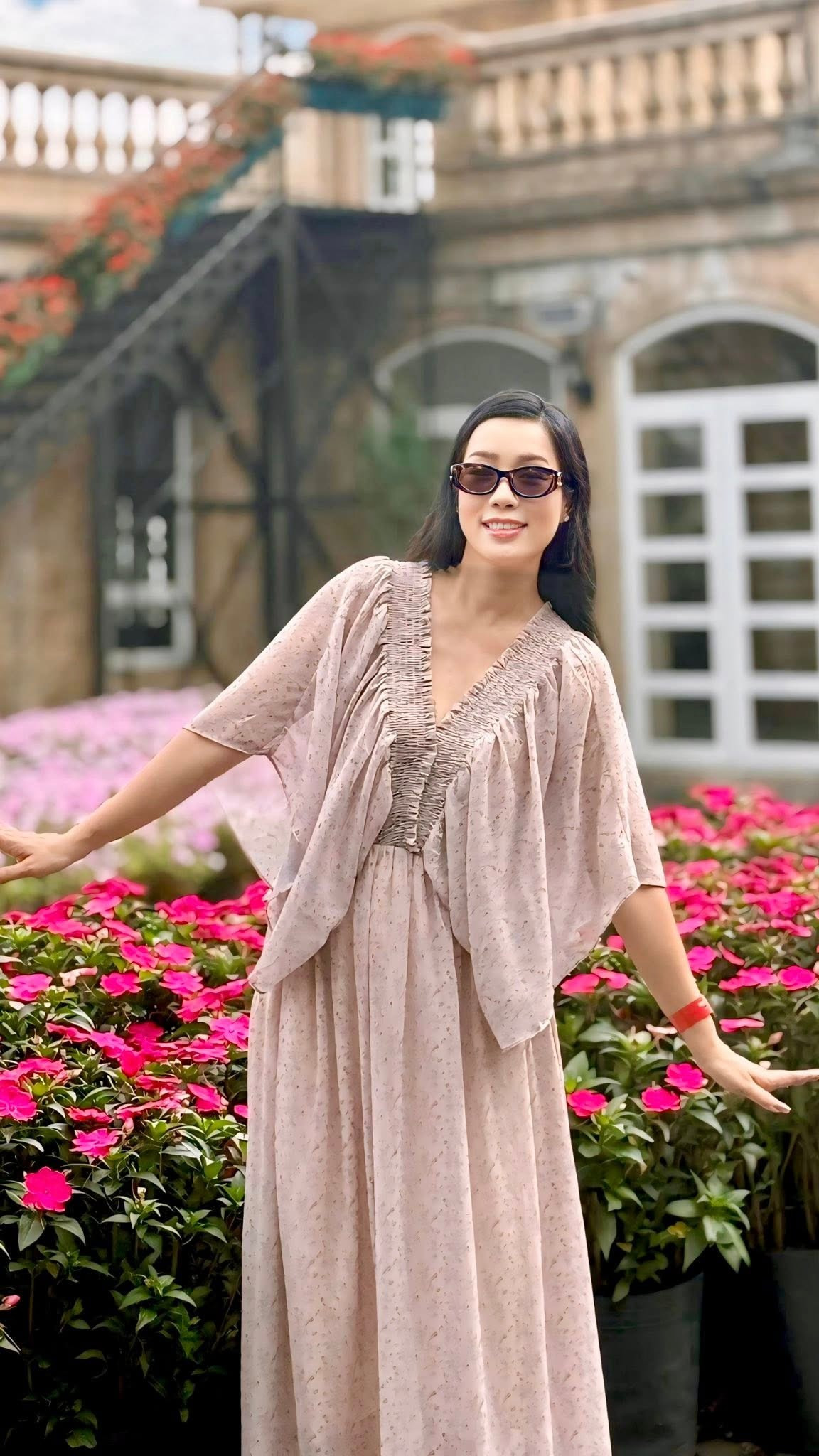 NSND Trịnh Kim Chi tự thưởng chuyến du lịch Đà Nẵng cùng gia đình sau khi tốt nghiệp thạc sĩ. Ảnh: FB Trịnh Kim Chi