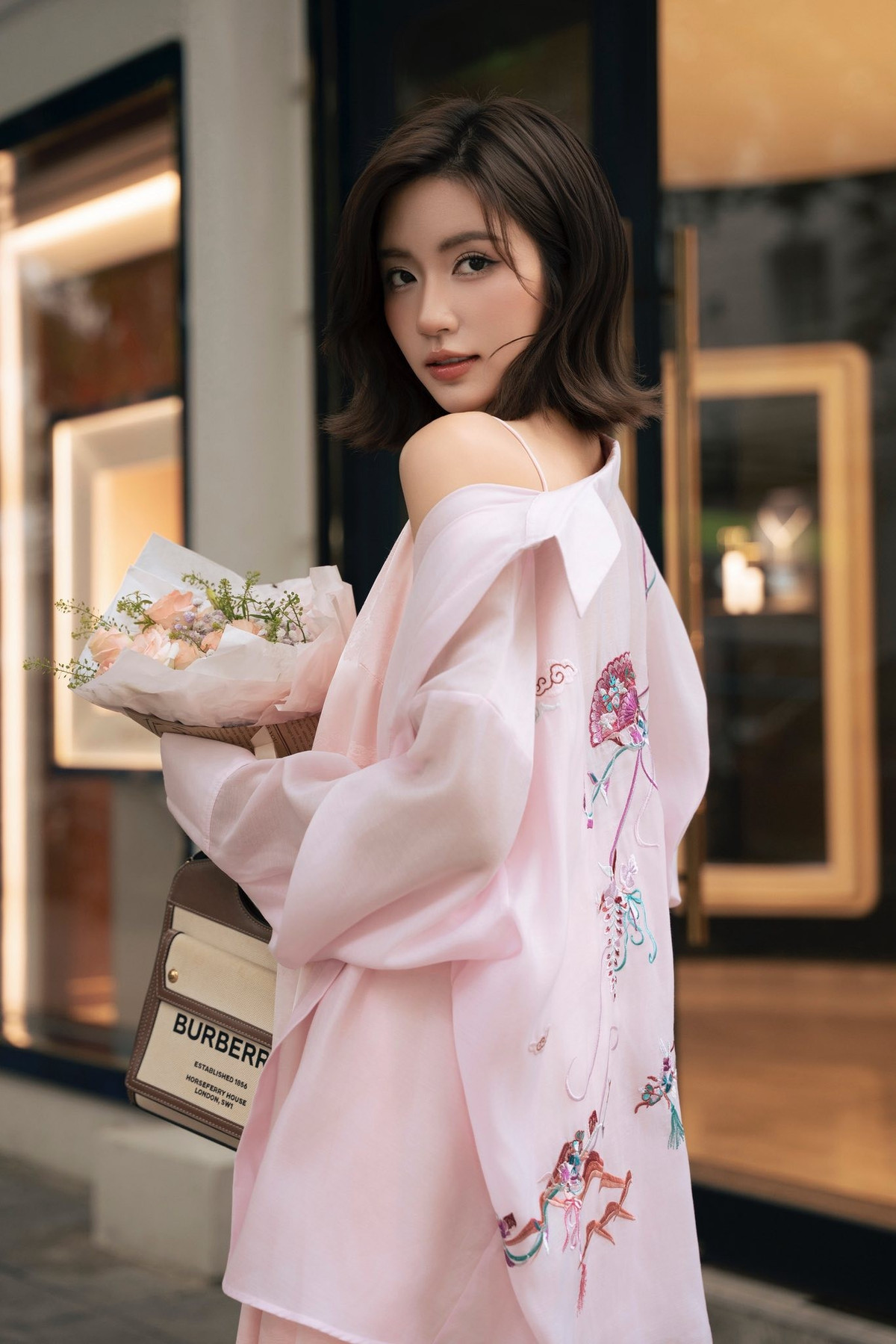 Ngọc Huyền mượn lời bài hát để chú thích ảnh: "Mưa là khúc hát, mưa là năm tháng. Còn em là những nhớ mong của đời anh...". Ảnh: FB Nguyễn Ngọc Huyền