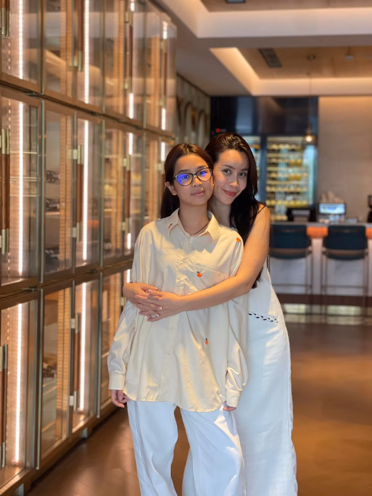 Ở tuổi 14, Mina đã đạt 1,68 m, vóc dáng thanh mảnh và cân đối, ra dáng thiếu nữ đang ở độ tuổi đẹp nhất của sự phát triển.