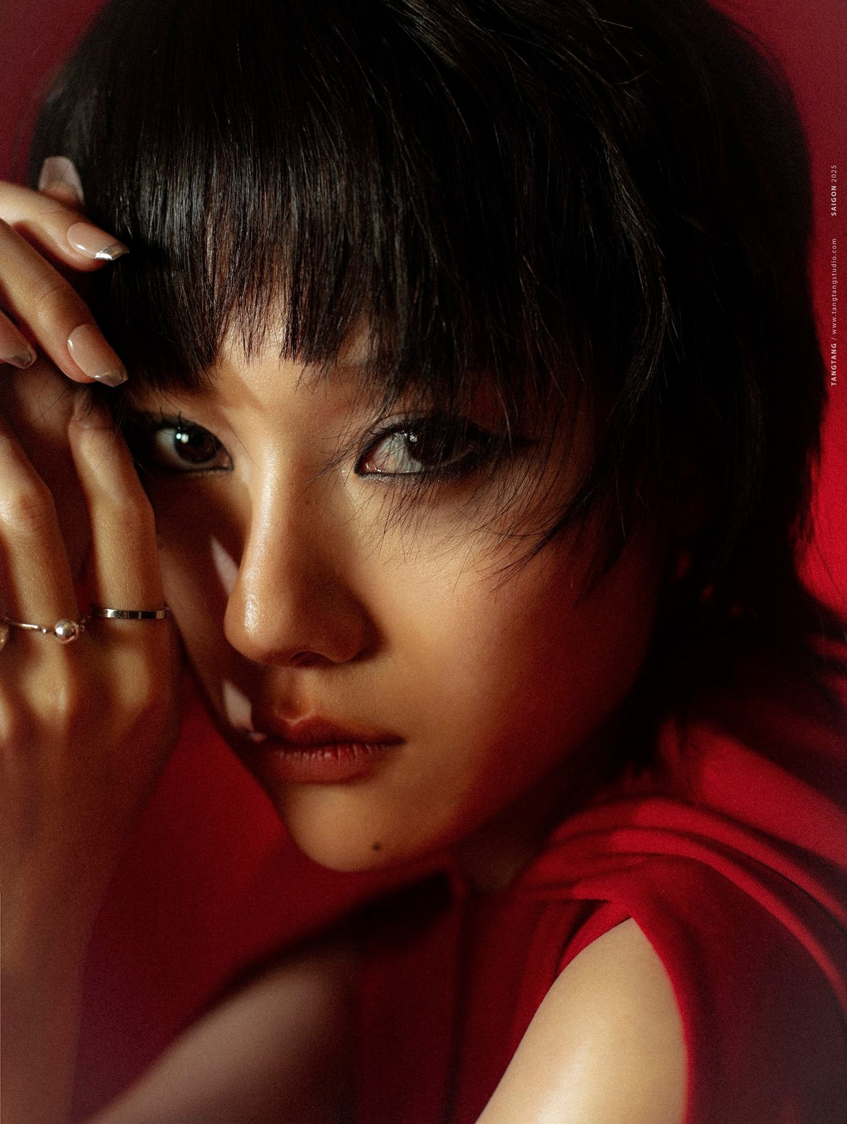 Kết hợp cùng đôi boots đen hầm hố, tổng thể trang phục của nữ diễn viên mang đến cảm giác hiện đại, phóng khoáng và đầy nổi loạn.