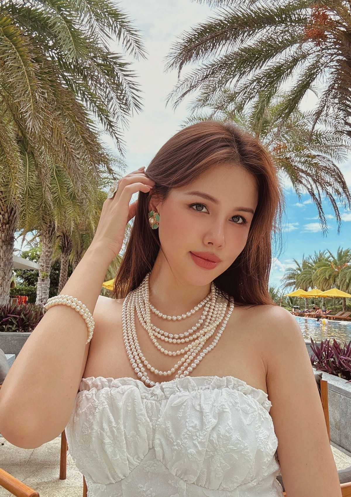 Đặc biệt, sau hai lần sinh nở, nhan sắc của mỹ nhân 9X vẫn được khen ngợi rạng rỡ, trẻ trung và không hề kém cạnh thời son rỗi.