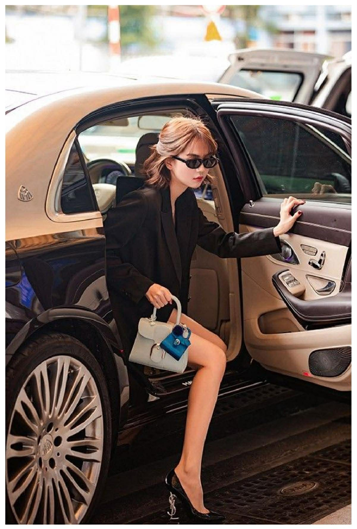 Túi xách, giày dép, phụ kiện của Ngọc Trinh đều đến từ các nhà mốt xa xỉ bậc nhất, được phối theo cách sành điệu và hợp xu hướng quốc tế.