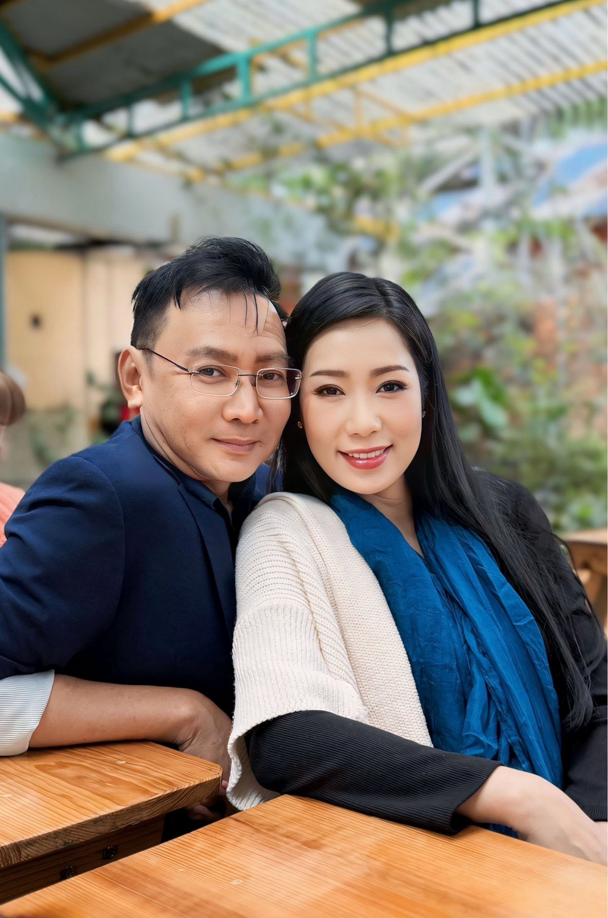 Vợ chồng NSND Trịnh Kim Chi mặn nồng. Ảnh: FB Trịnh Kim Chi