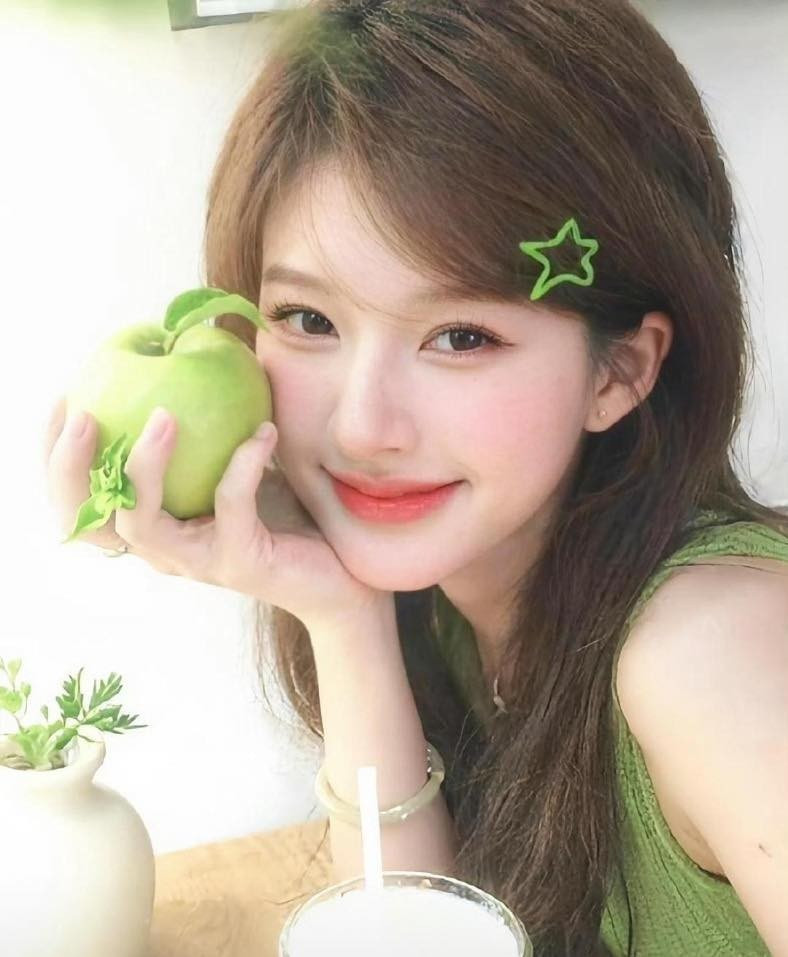 Triệu Lộ Tư là con một, được bố mẹ ủng hộ vào showbiz khi đầu tư tiền bạc vào các bộ phim mà cô tham gia, đồng thời giúp cô có cơ hội tiếp cận với nhiều nghệ sĩ nổi tiếng trong làng giải trí Hoa ngữ.