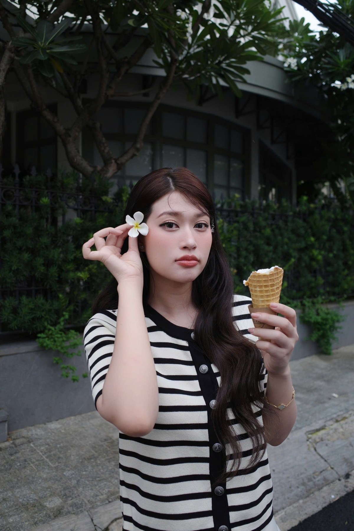 Hoa hậu Đoàn Thiên Ân ăn kem, nhí nhảnh cài hoa trên tóc. Ảnh: FB Đoàn Thiên Ân