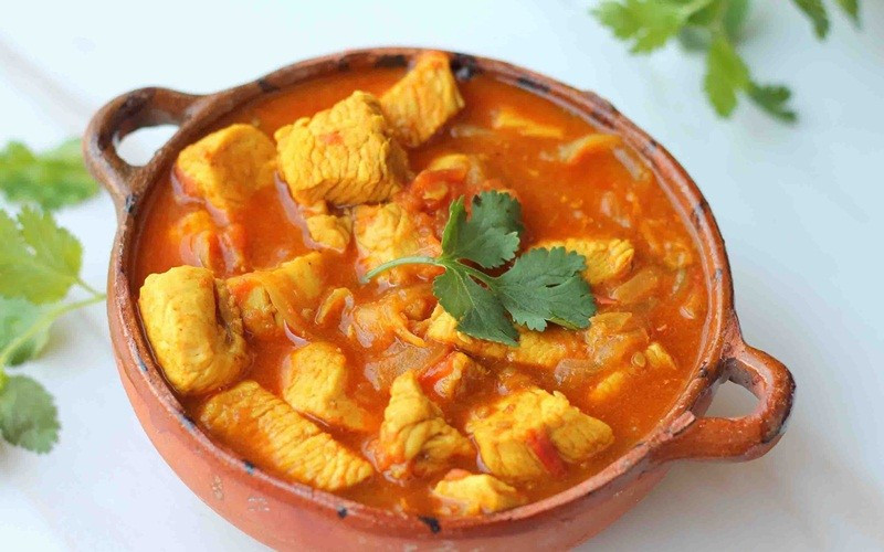 Cà ri gà: Xào gà với bột cà ri, sả và nước cốt dừa. Nấu đến khi nước sánh, ăn kèm bánh mì hoặc bún đều ngon.