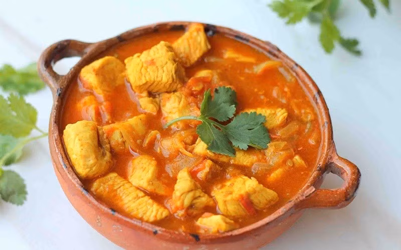 Cà ri gà: Xào gà với bột cà ri, sả và nước cốt dừa. Nấu đến khi nước sánh, ăn kèm bánh mì hoặc bún đều ngon.