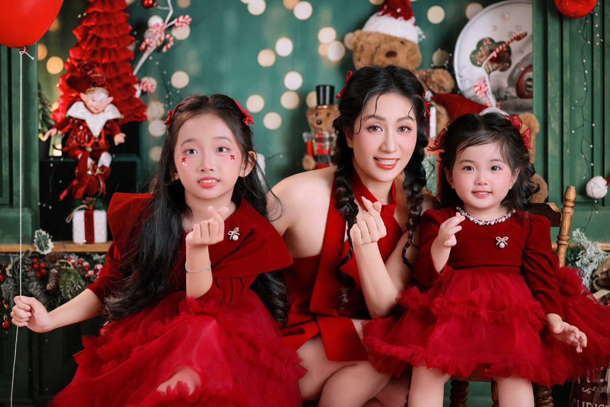 Con gái út nhà Khánh Thi – Phan Hiển không cần tạo dáng cầu kỳ hay biểu cảm phức tạp. Chính sự hồn nhiên, tự nhiên đúng chuẩn trẻ con lại trở thành “vũ khí” giúp cô bé ghi điểm mạnh trong lòng khán giả.