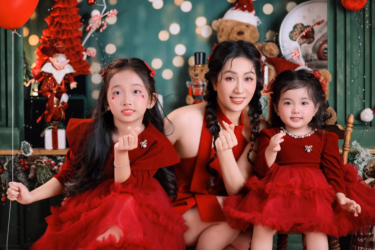 Con gái út nhà Khánh Thi – Phan Hiển không cần tạo dáng cầu kỳ hay biểu cảm phức tạp. Chính sự hồn nhiên, tự nhiên đúng chuẩn trẻ con lại trở thành “vũ khí” giúp cô bé ghi điểm mạnh trong lòng khán giả.