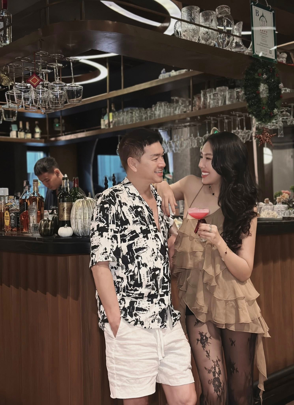 Quang Minh cùng vợ Tăng Khánh Chi tình tứ nhân dịp sinh nhật nam diễn viên. Ảnh: FB Tăng Khánh Chi