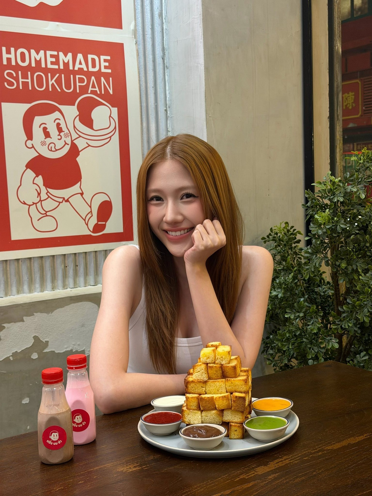 Đáng chú ý, không chỉ body thay đổi mà gương mặt của cô cũng được nhận xét thon gọn đáng kể.