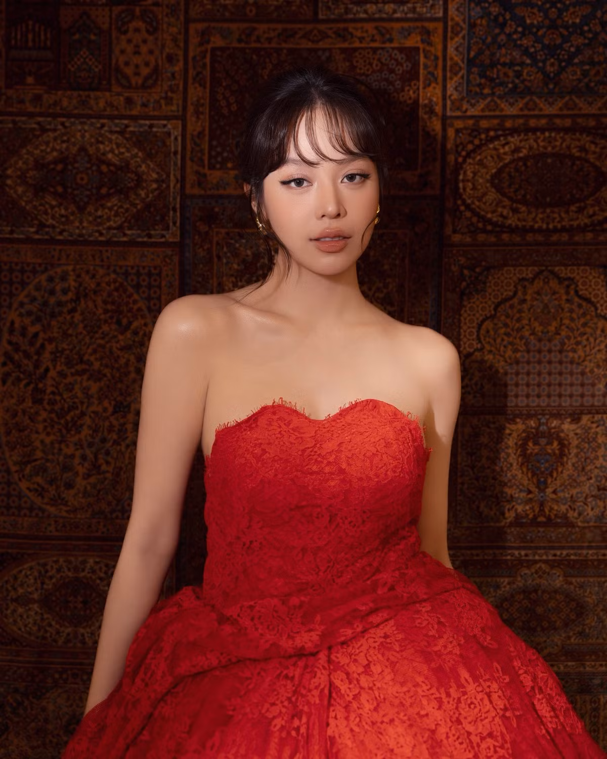 Dù vậy trước sự nhiệt tình “ghép đôi” từ khán giả, Thanh Thủy vẫn giữ thái độ kín tiếng. Cô không xác nhận cũng không phủ nhận, tiếp tục tập trung vào các hoạt động nghệ thuật và công việc cá nhân.