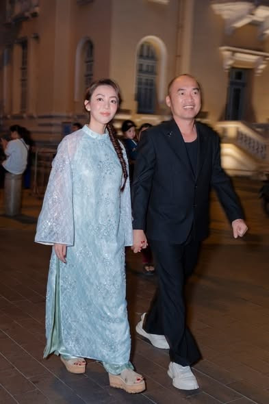 Vợ chồng diễn viên Thu Trang và Tiến Luật nắm tay nhau tham dự sự kiện liên hoan phim. Ảnh: FB Thu Trang