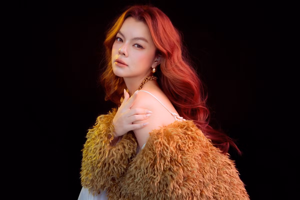 Gần đây, mạng xã hội lan truyền đoạn clip ghi lại khoảnh khắc con gái lớn của nữ ca sĩ xuất hiện cùng mẹ và em gái tại một sự kiện. Tuy nhiên, clip nhanh chóng gây tranh cãi, khi cô bé nhận phải nhiều bình luận tiêu cực về thái độ.