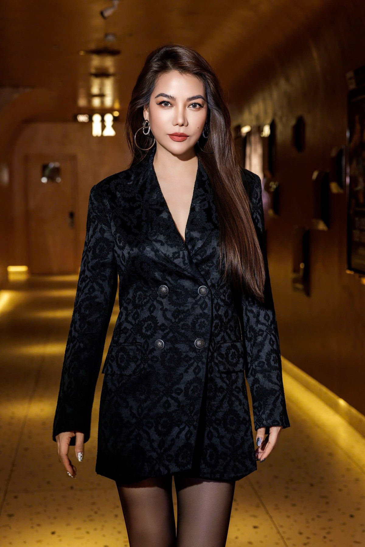 Trương Ngọc Ánh diện "cây" đen đầy quyến rũ. Ảnh: FB Trương Ngọc Ánh