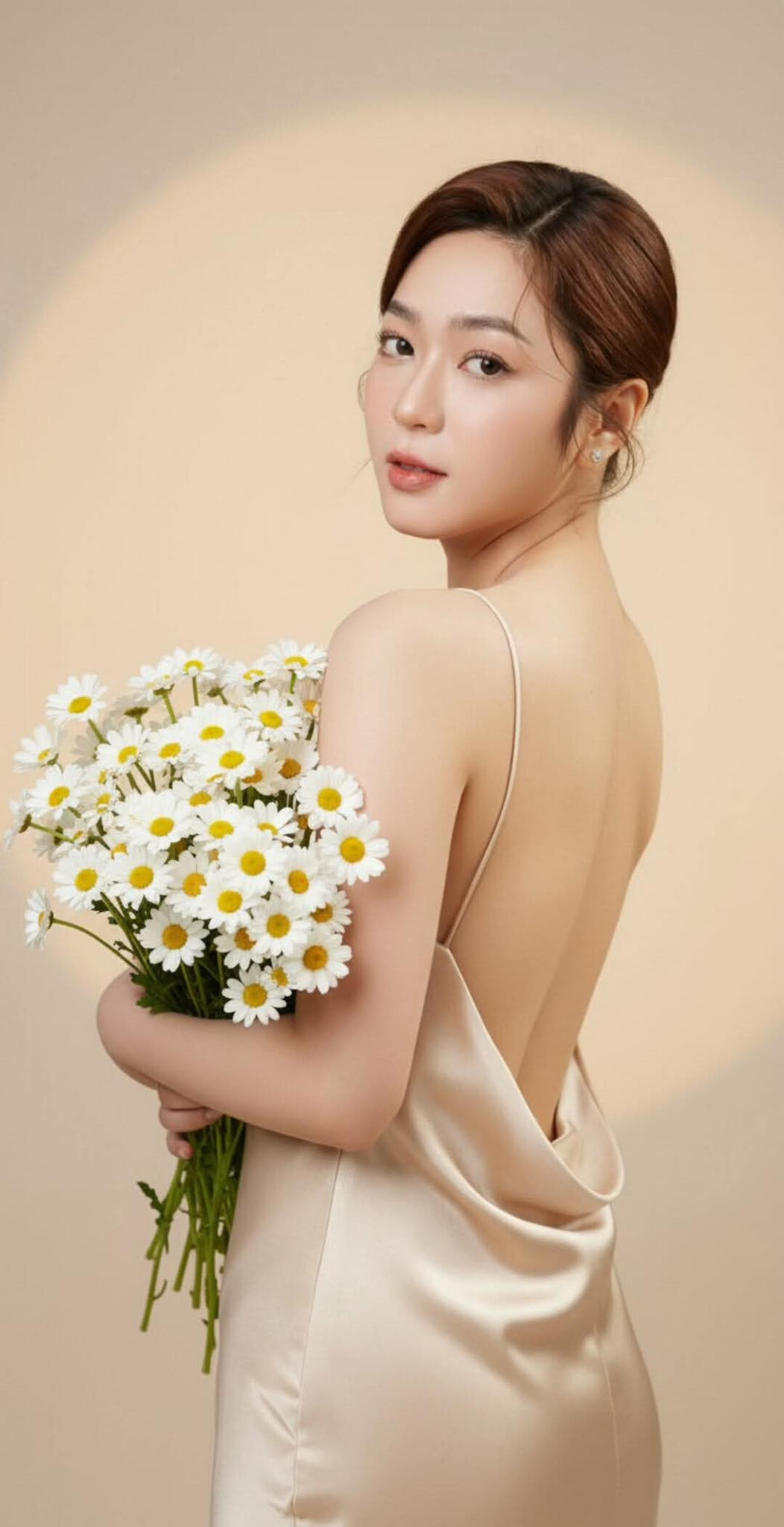 Hà Thanh Xuân diện đầm hở lưng. Ảnh: FB Hà Thanh Xuân