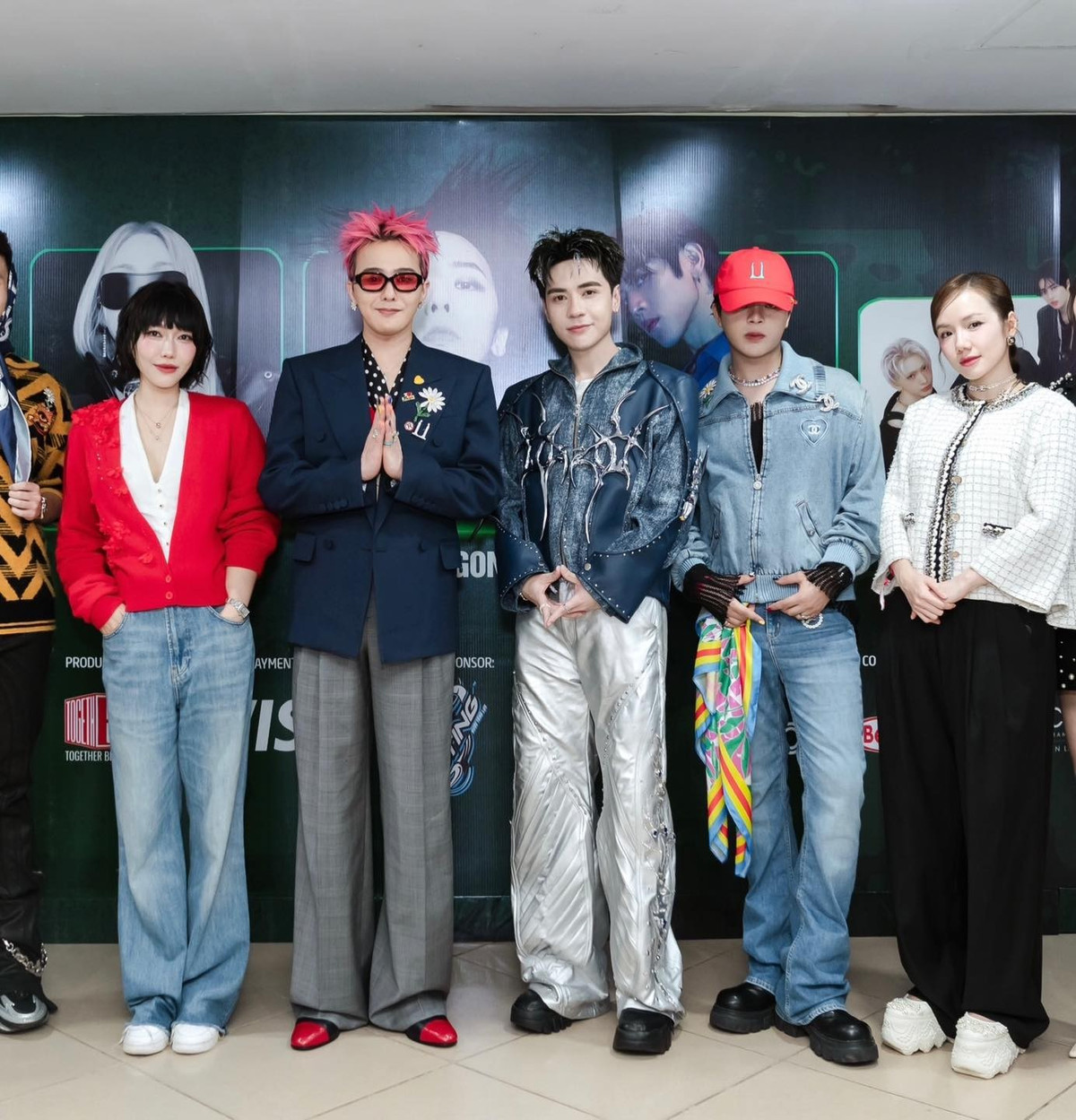 Diệu Nhi, Phương Ly, Quang Hùng MasterD và Rhyder hé lộ khoảnh khắc chụp ảnh cùng G-Dragon ở hậu trường đêm nhạc 21/6. Ảnh: FB Diệu Nhi