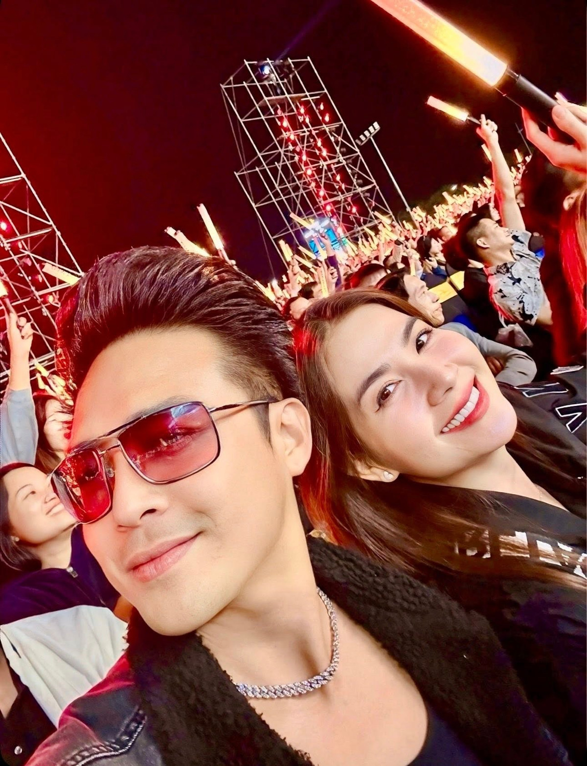 Vợ chồng Thanh Duy - Kha Ly ra Hà Nội xem liveshow 'Dấu ấn thanh xuân' của ca sĩ Đan Trường. Ảnh: FB Lại Thị Kha Ly