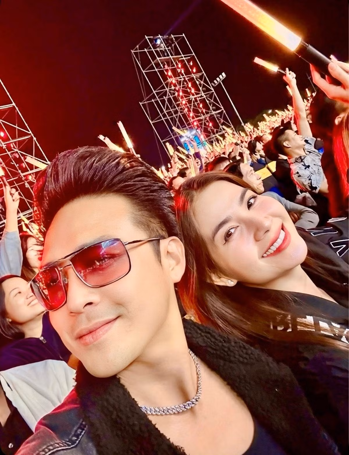 Vợ chồng Thanh Duy - Kha Ly ra Hà Nội xem liveshow 'Dấu ấn thanh xuân' của ca sĩ Đan Trường. Ảnh: FB Lại Thị Kha Ly