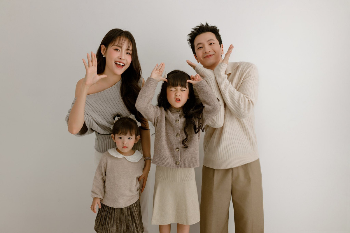 Trương Mỹ Nhân khoe hạnh phúc viên mãn bên ông xã và hai con gái. Ảnh: FB Trương Mỹ Nhân