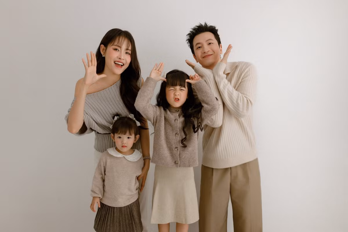 Trương Mỹ Nhân khoe hạnh phúc viên mãn bên ông xã và hai con gái. Ảnh: FB Trương Mỹ Nhân