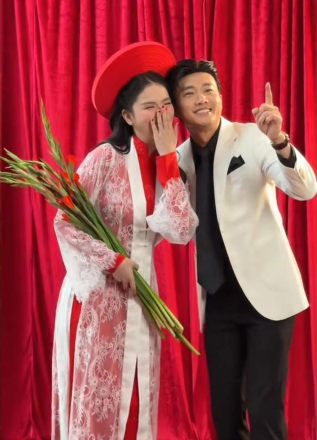 Hình ảnh này càng khiến công chúng thêm phần tò mò, dù cả hai chưa từng xác nhận bất kỳ mối quan hệ tình cảm nào.