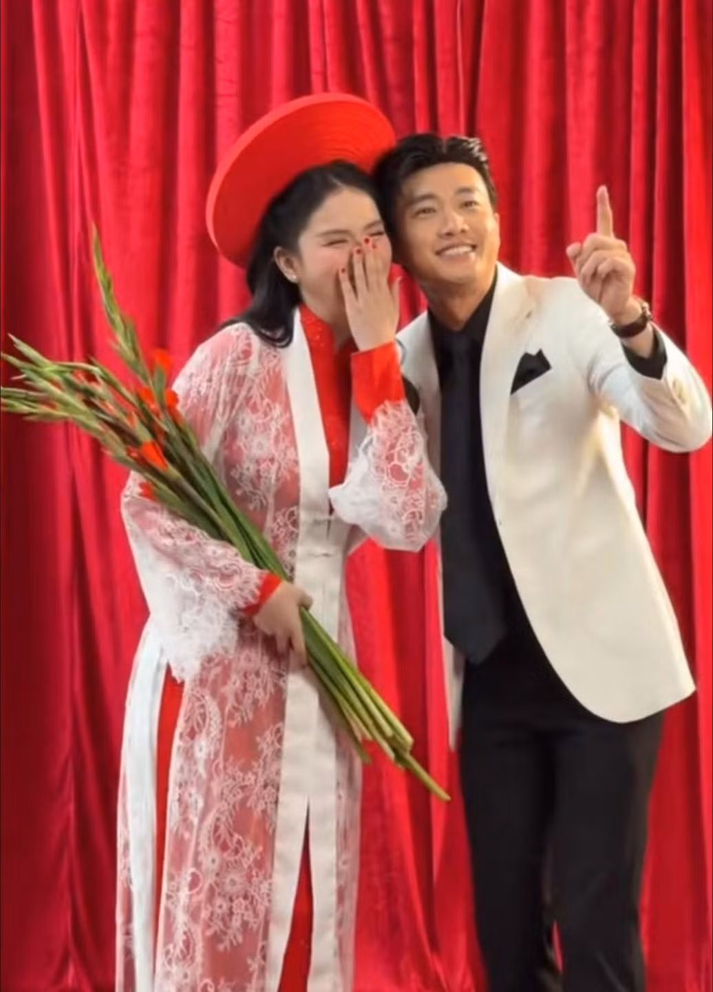 Hình ảnh này càng khiến công chúng thêm phần tò mò, dù cả hai chưa từng xác nhận bất kỳ mối quan hệ tình cảm nào.