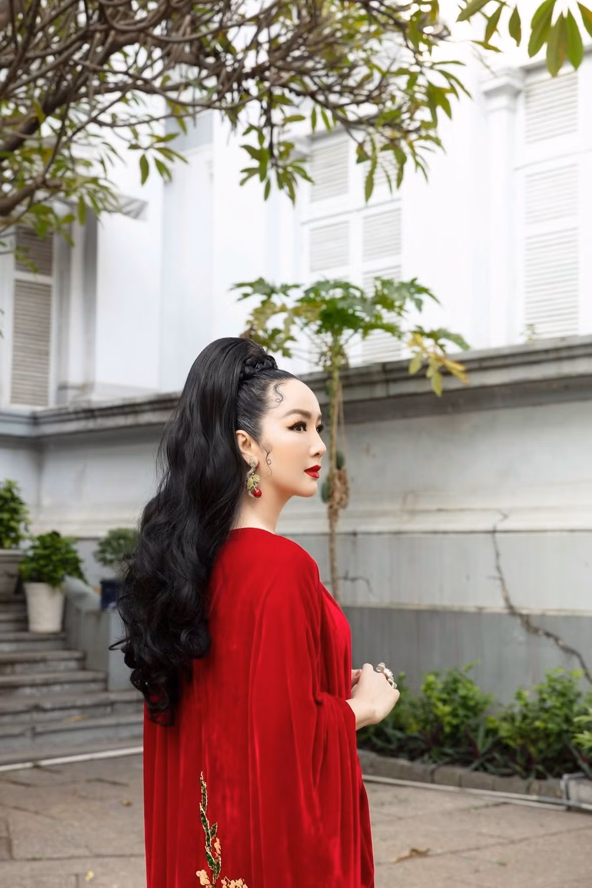 Không chỉ gây choáng ngợp với nhan sắc vượt thời gian, Giáng My còn nổi tiếng bởi cuộc sống vương giả trong biệt thự trắng rộng lớn tại TP.HCM – nơi được ví như “cung điện giữa lòng đô thị”.