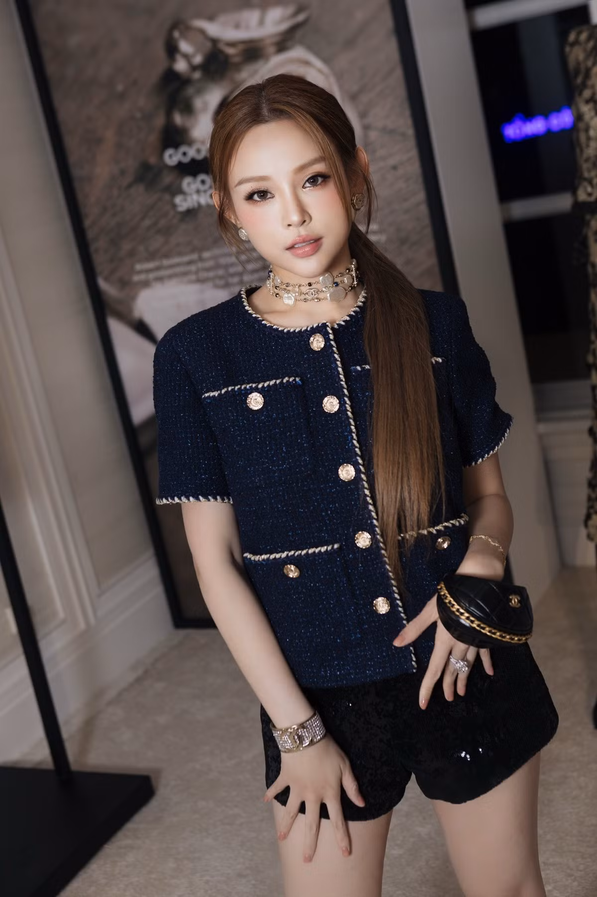 Huyền Baby diện cây đồ hiệu sang chảnh. Ảnh: FB Đặng Ngọc Huyền